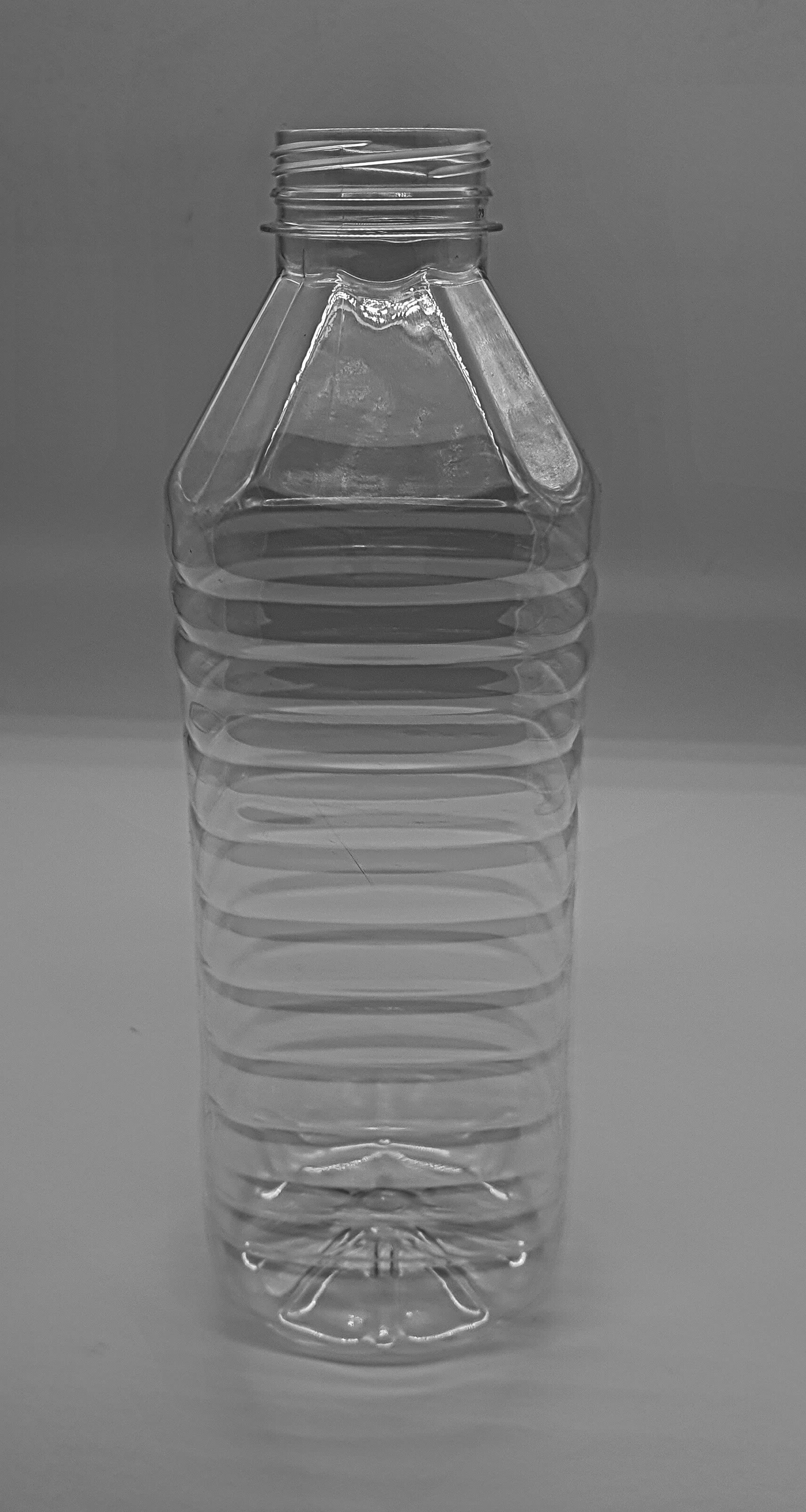 Пляшка 1літр виготовлена з ПЕТ, об `ємом 1000 мл. артикул 38.1000.03 на ваше замовленне у Харкові та з доставкою по Україні